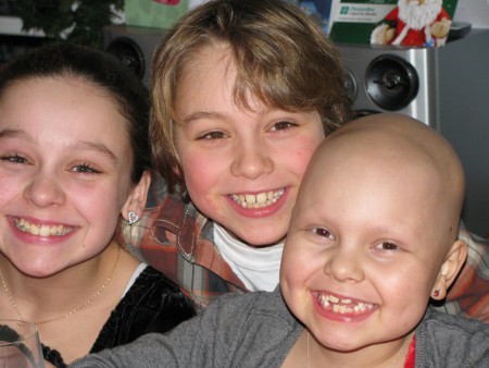 Coralie avec sa soeur Annabelle et son frère Thomas